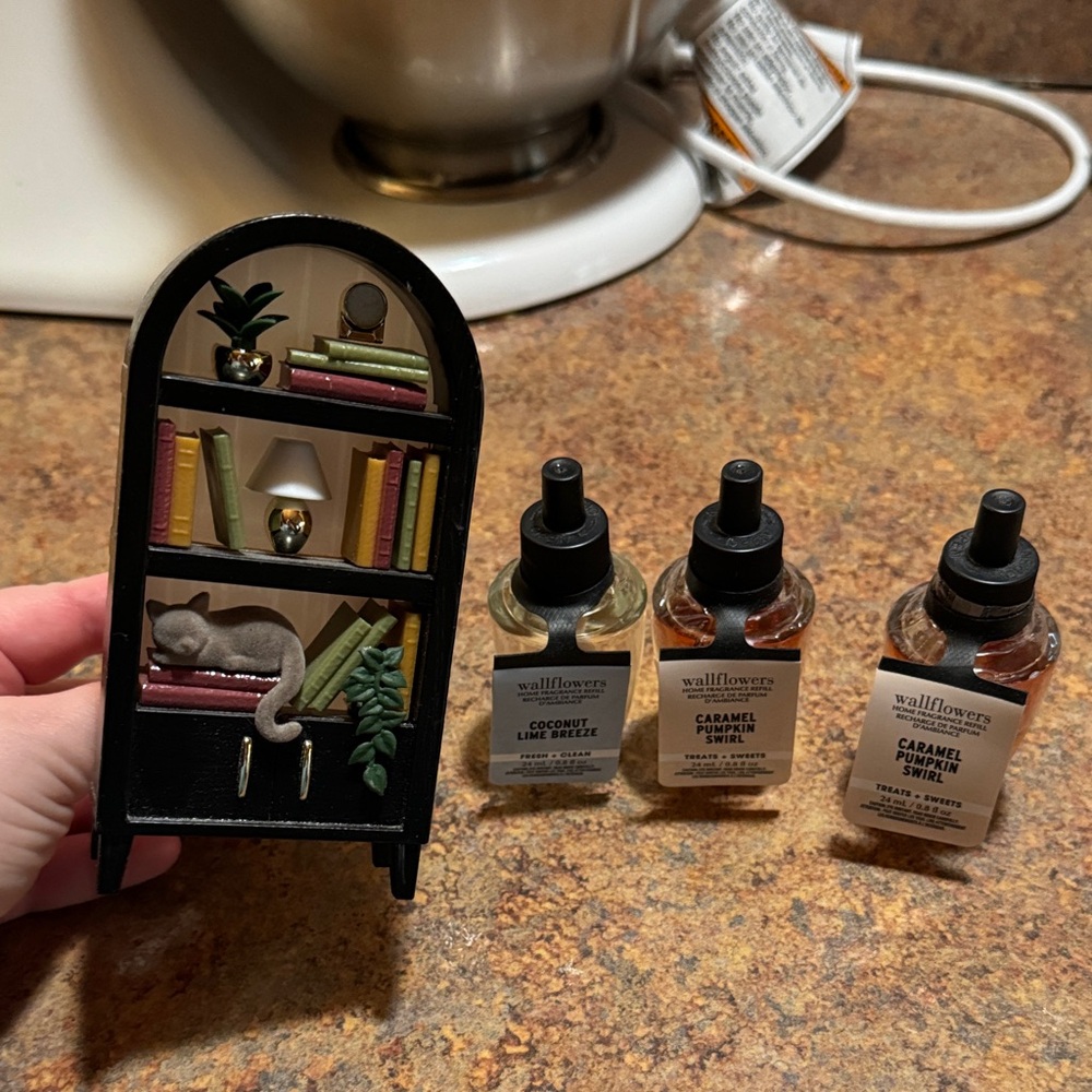 Bath & body works bookshelf wall plug in with 3 refills